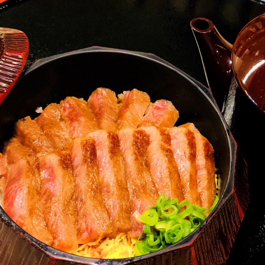 Wagyu hitsumabushi tub with dashi pot beside it