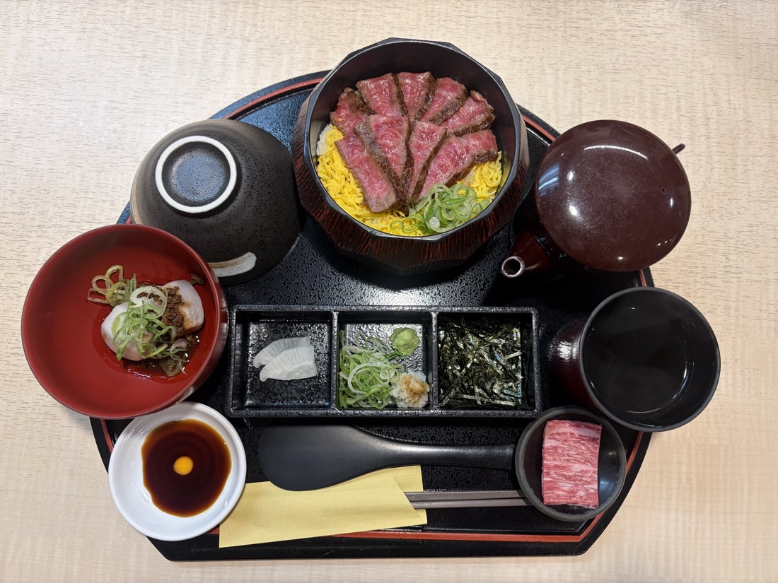 Wagyu hitsumabushi set with wooden tub, three condiments and a pot of dashi broth